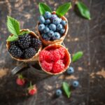 Fit desery w pucharkach pełne antyoksydantów – wykorzystaj sezon na owoce jagodowe!