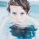 Nauka Pływania dla Dzieci i Dorosłych w Warszawie – Jak Wybrać Najlepsze Zajęcia?